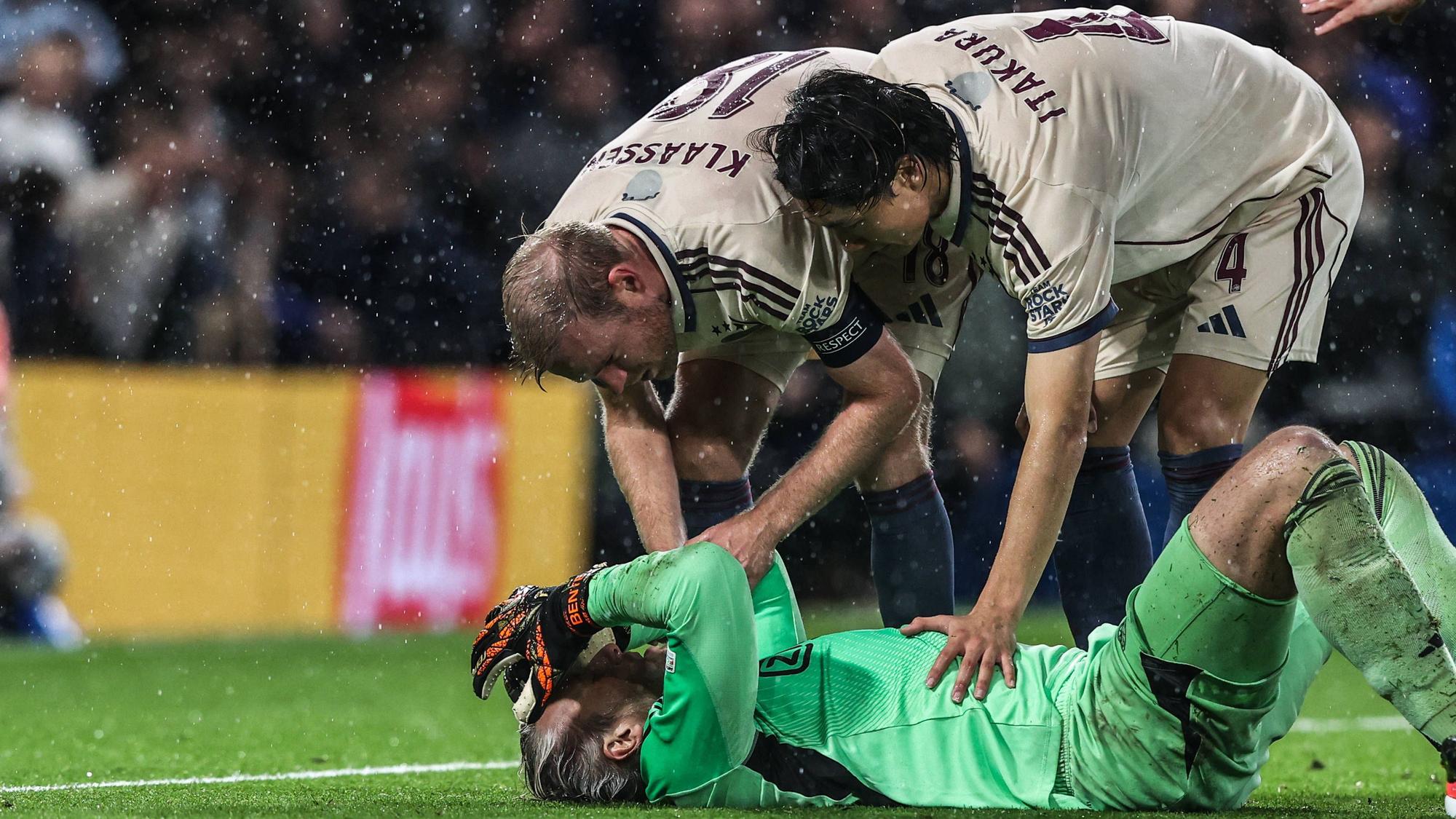 Ko Itakura tröstet seinen Keeper, der am Boden liegt.