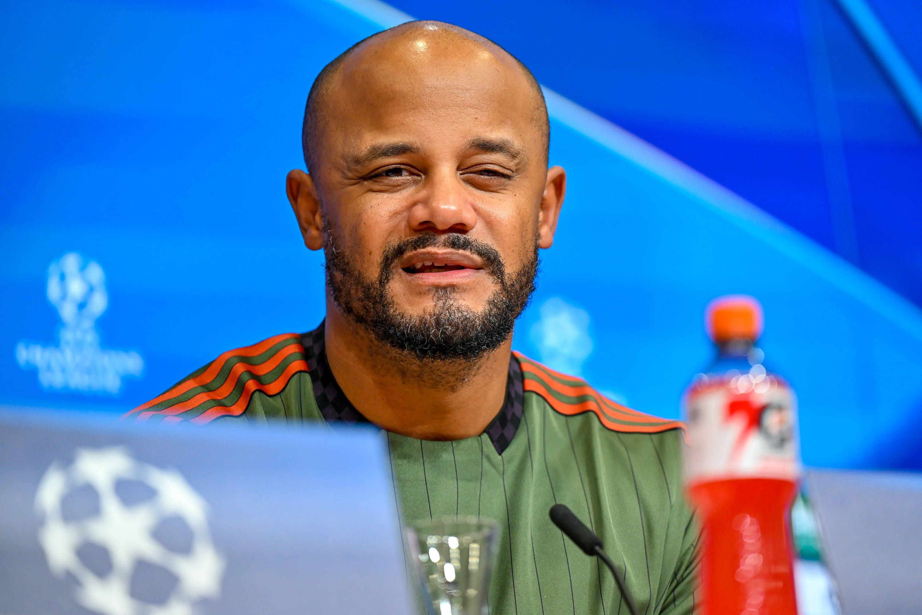 Vincent Kompany schaut fragend bei einer Pressekonferenz.