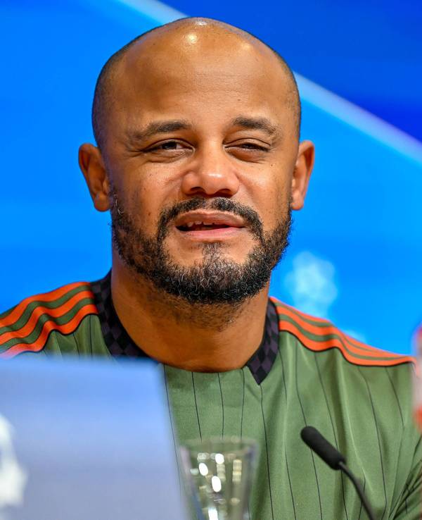 Vincent Kompany schaut fragend bei einer Pressekonferenz.