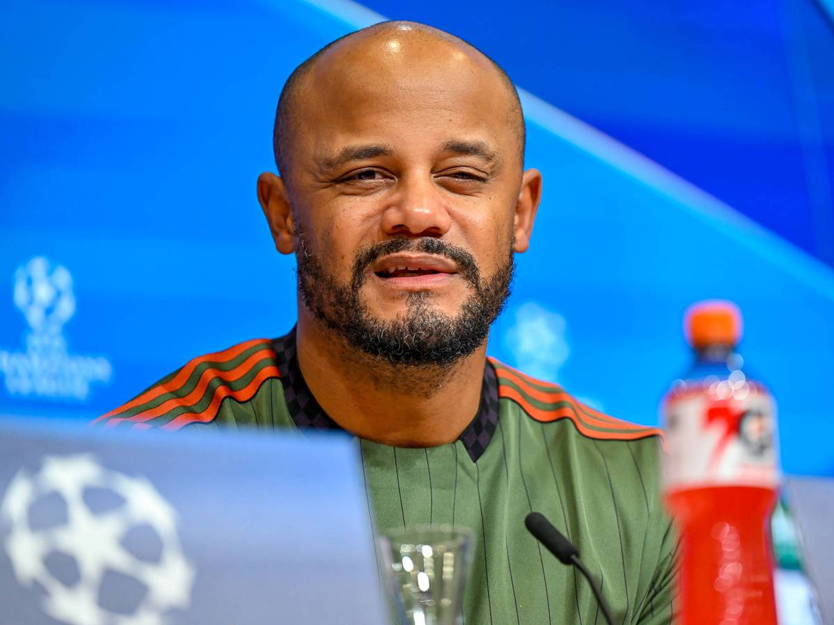 Vincent Kompany schaut fragend bei einer Pressekonferenz.