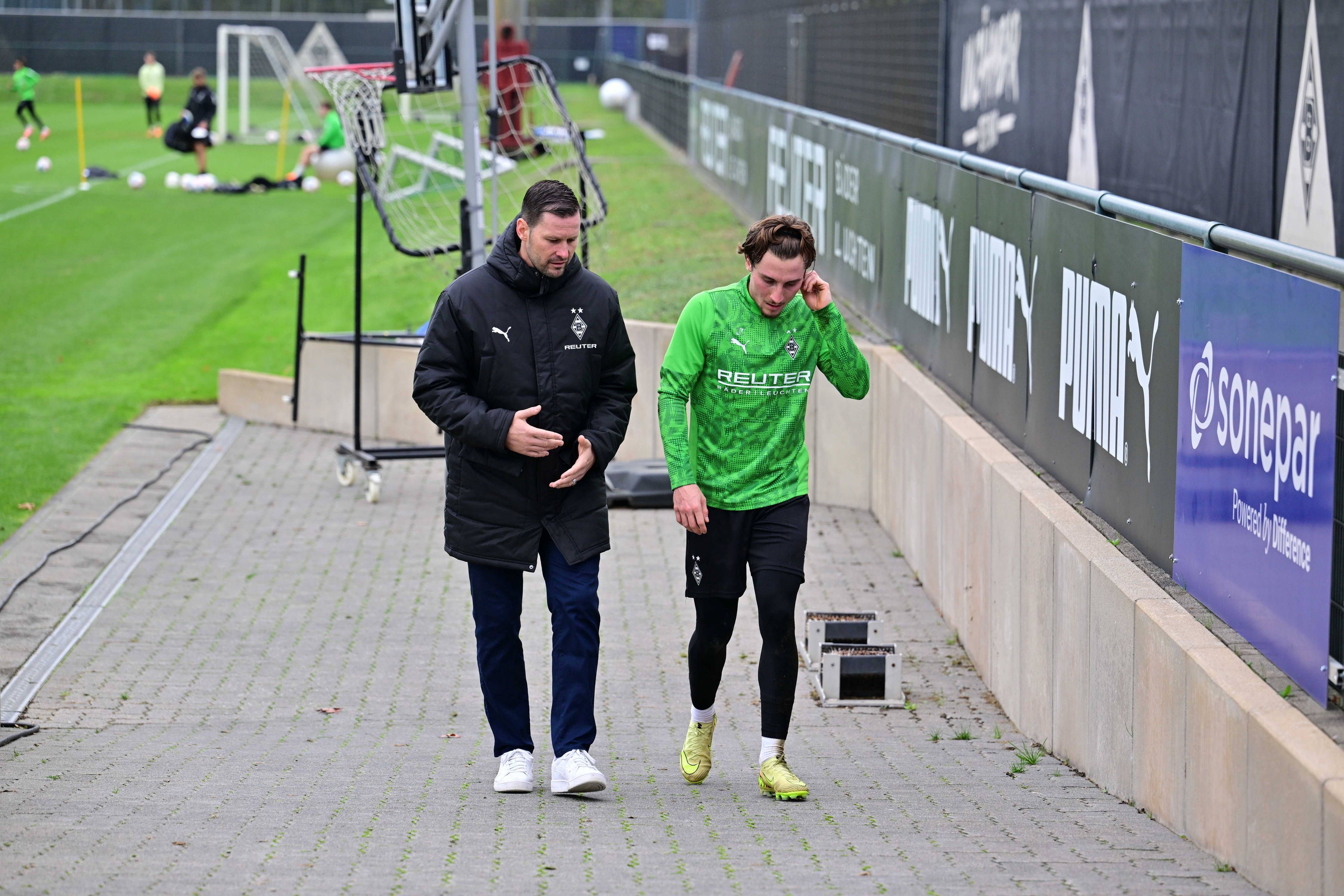 Rocco Reitz und David Zibung unterhalten sich am Trainingsgelände.