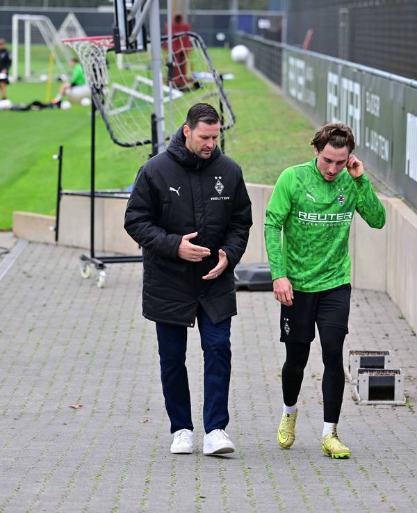 Rocco Reitz und David Zibung unterhalten sich am Trainingsgelände.