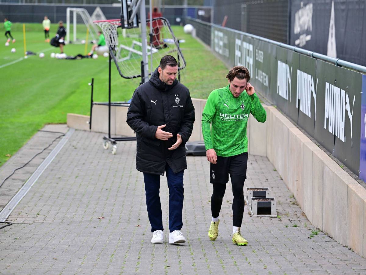 Rocco Reitz und David Zibung unterhalten sich am Trainingsgelände.
