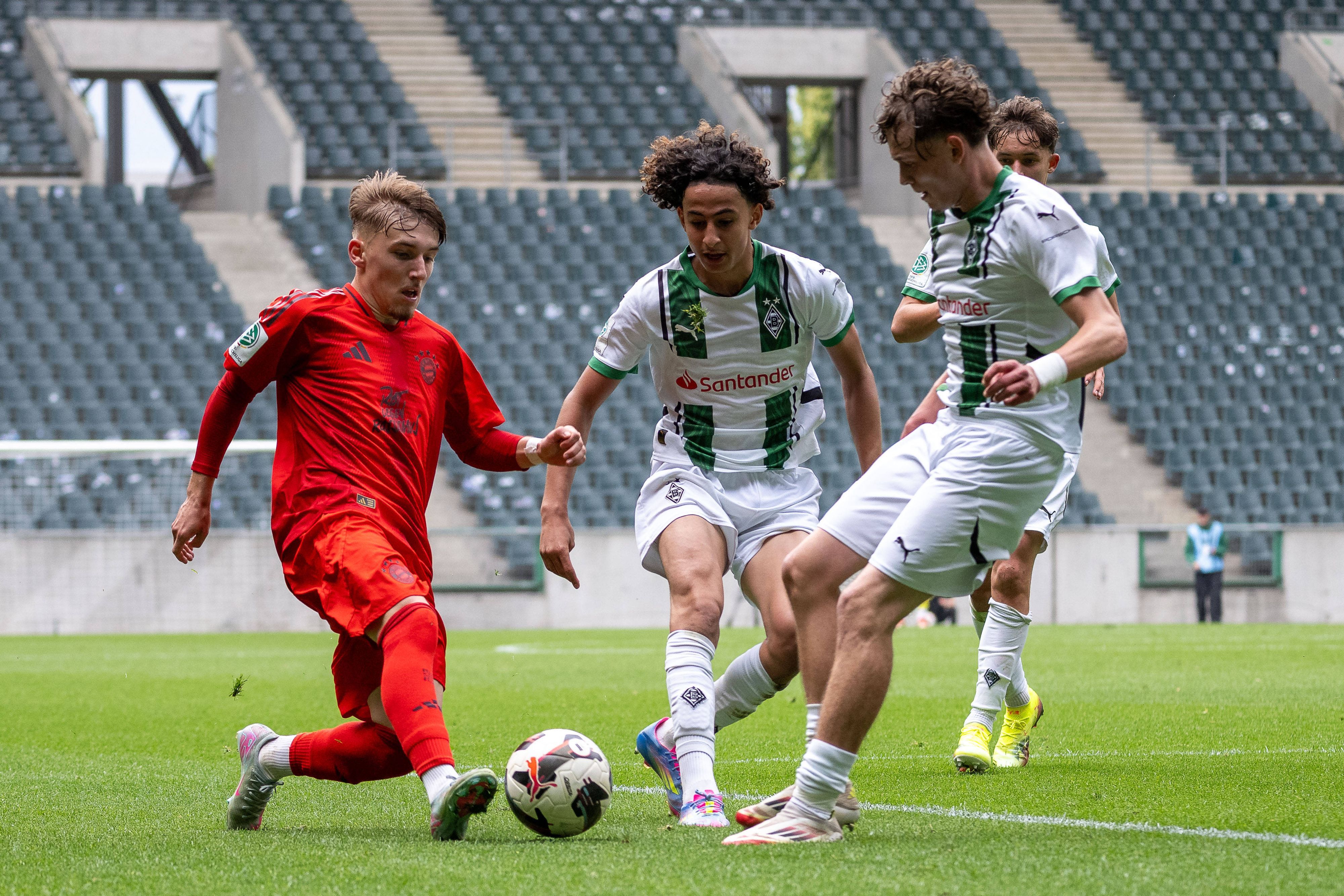 Lennart Karl dribbelt im Borussia-Park für den FC Bayern München.