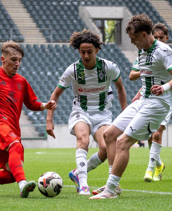 Lennart Karl dribbelt im Borussia-Park für den FC Bayern München.