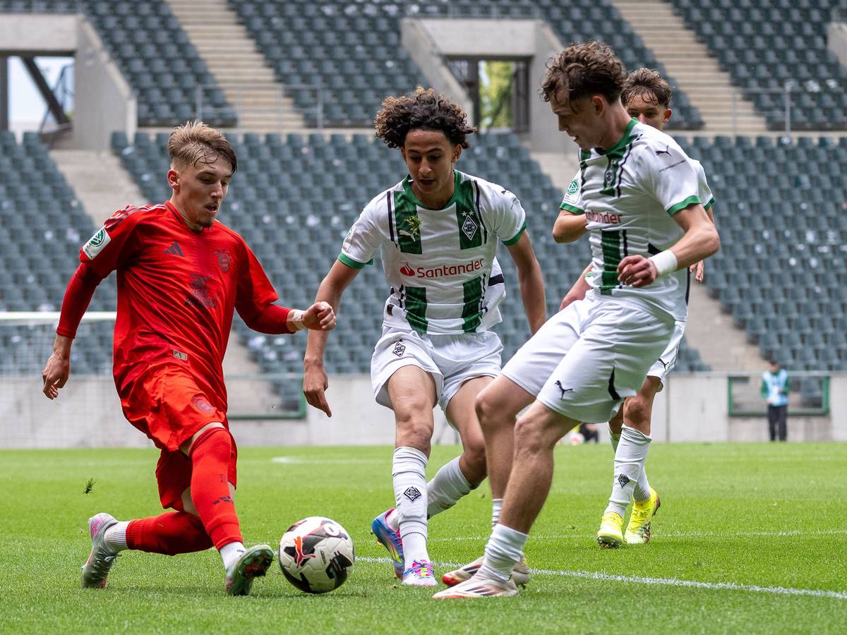 Lennart Karl dribbelt im Borussia-Park für den FC Bayern München.