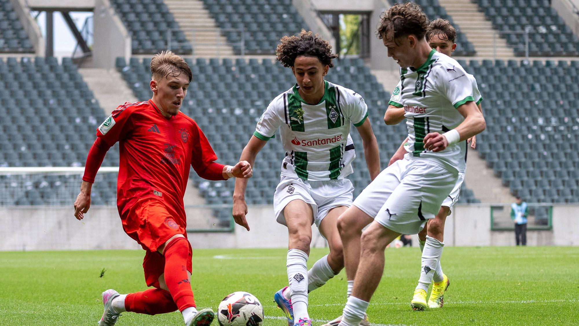 Lennart Karl dribbelt im Borussia-Park für den FC Bayern München.