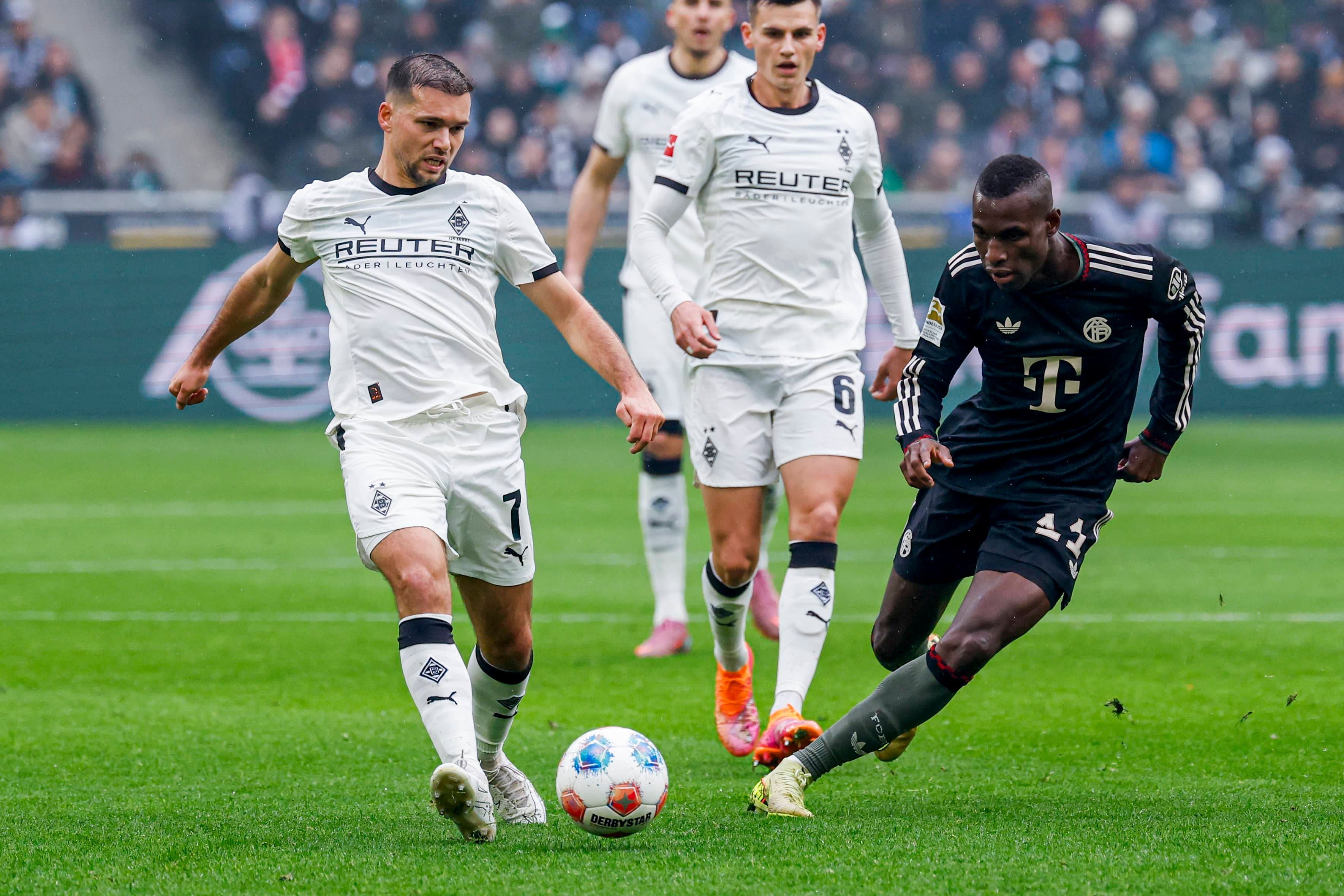 Kevin Stöger mit dem Ball gegen Bayern.