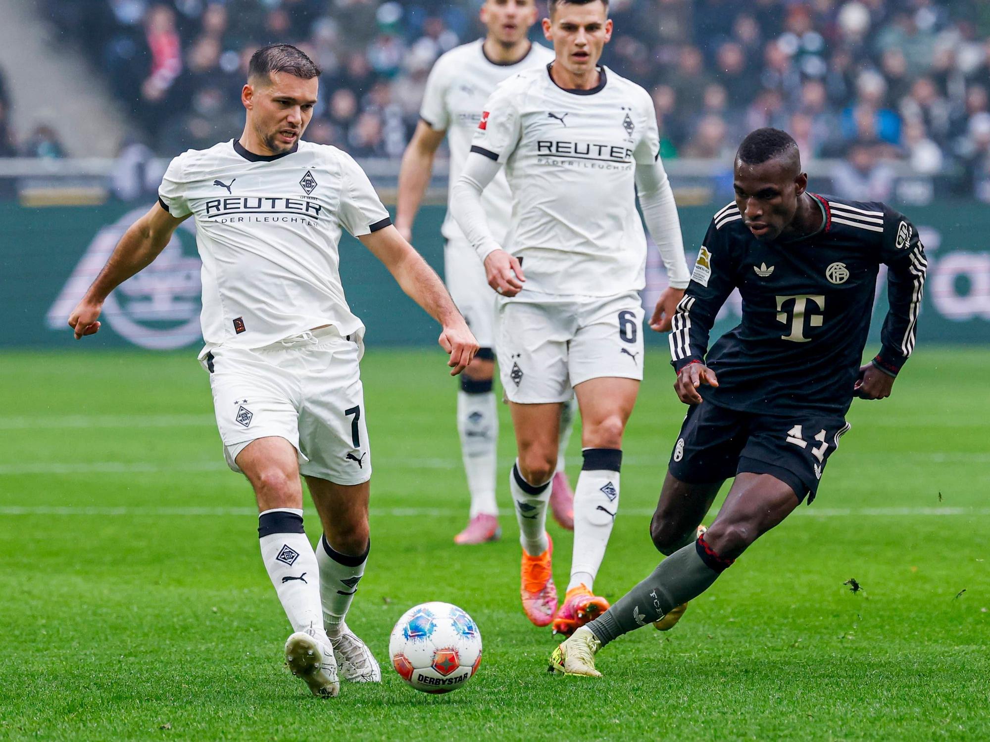 Kevin Stöger mit dem Ball gegen Bayern.