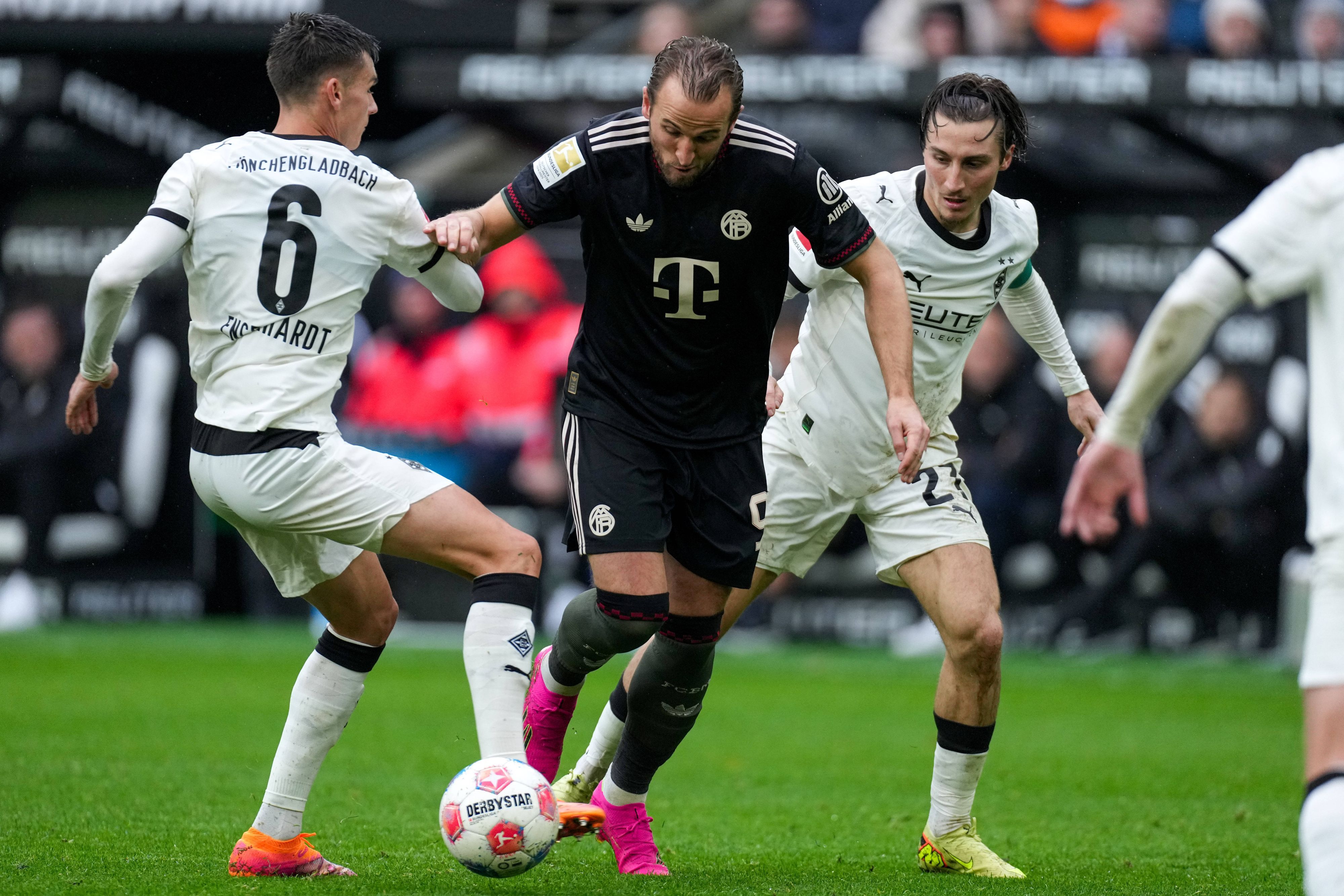 Harry Kane dribbelt gegen Gladbach-Spieler.