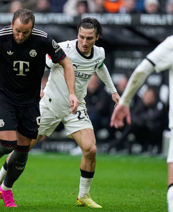 Harry Kane dribbelt gegen Gladbach-Spieler.