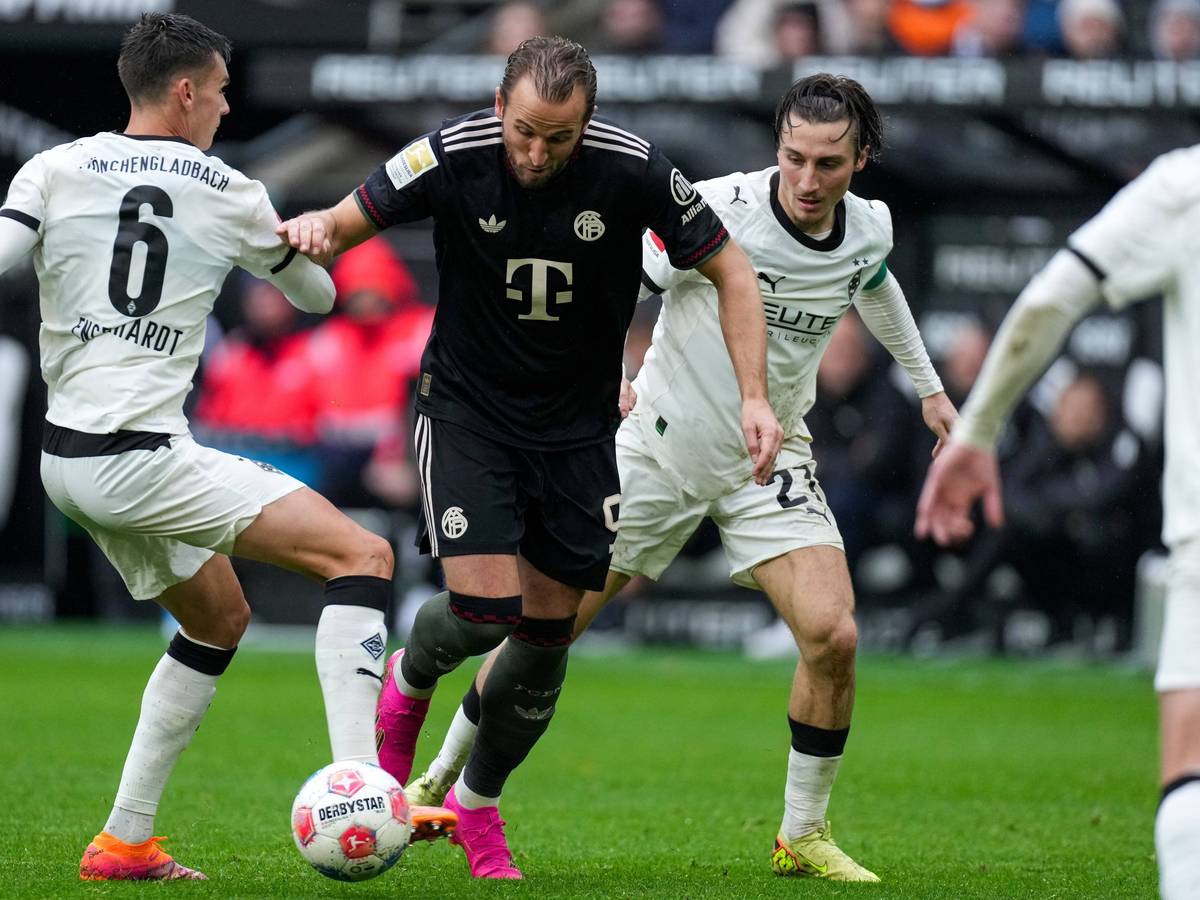 Harry Kane dribbelt gegen Gladbach-Spieler.