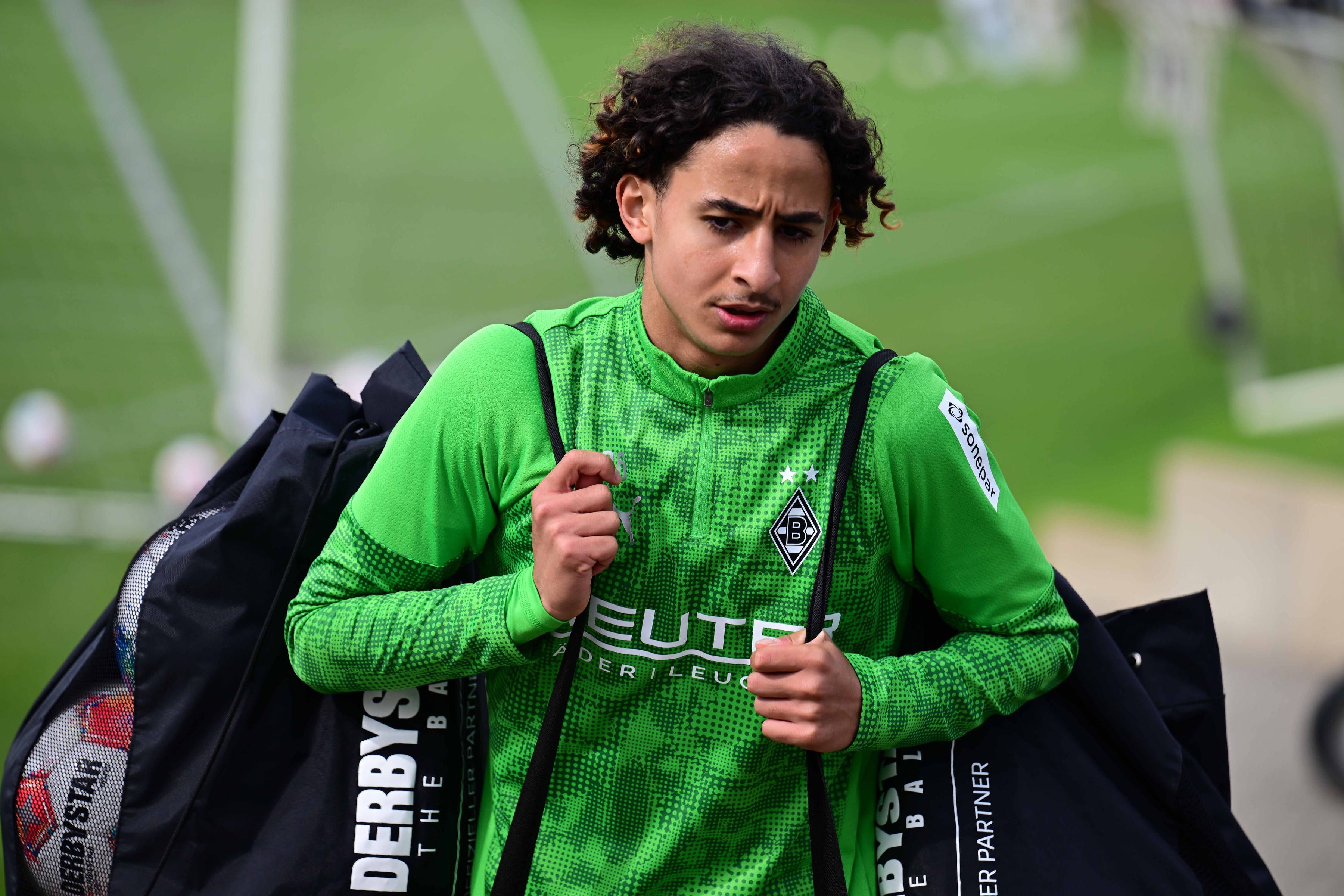 Wael Mohya mit zwei Ballsäcken.