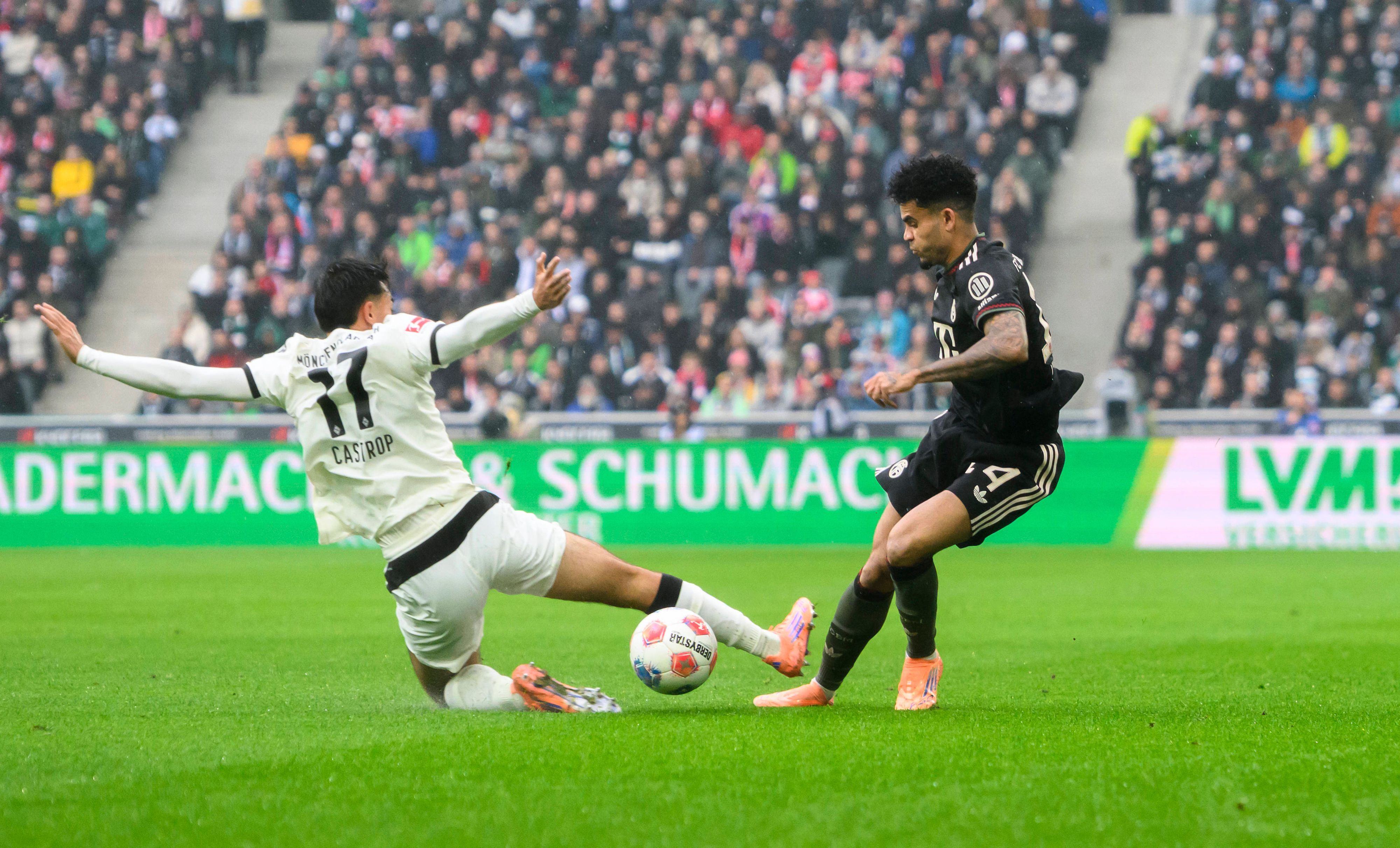 Jens Castrop grätscht gegen Luis Diaz.