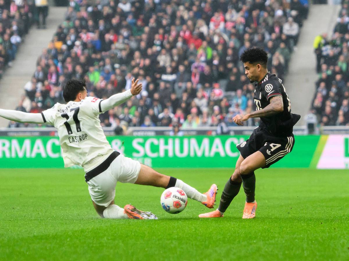 Jens Castrop grätscht gegen Luis Diaz.