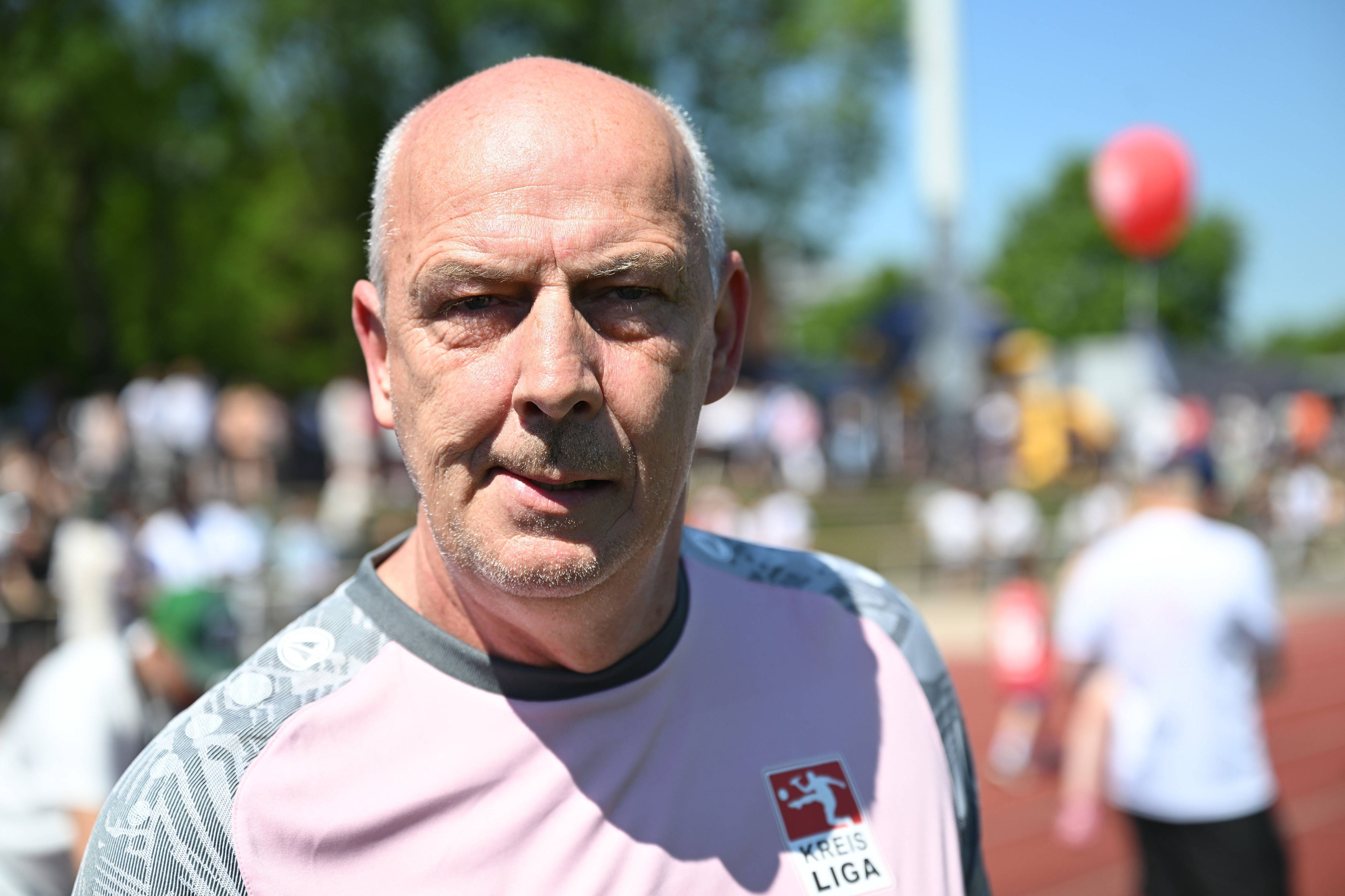 Mario Basler guckt bei einem Freizeit-Kick schlecht gelaunt in die Kamera.