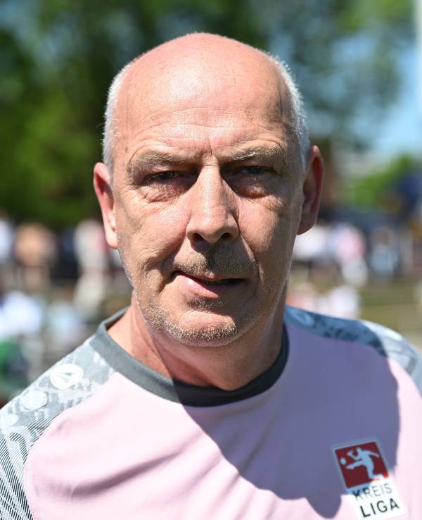 Mario Basler guckt bei einem Freizeit-Kick schlecht gelaunt in die Kamera.