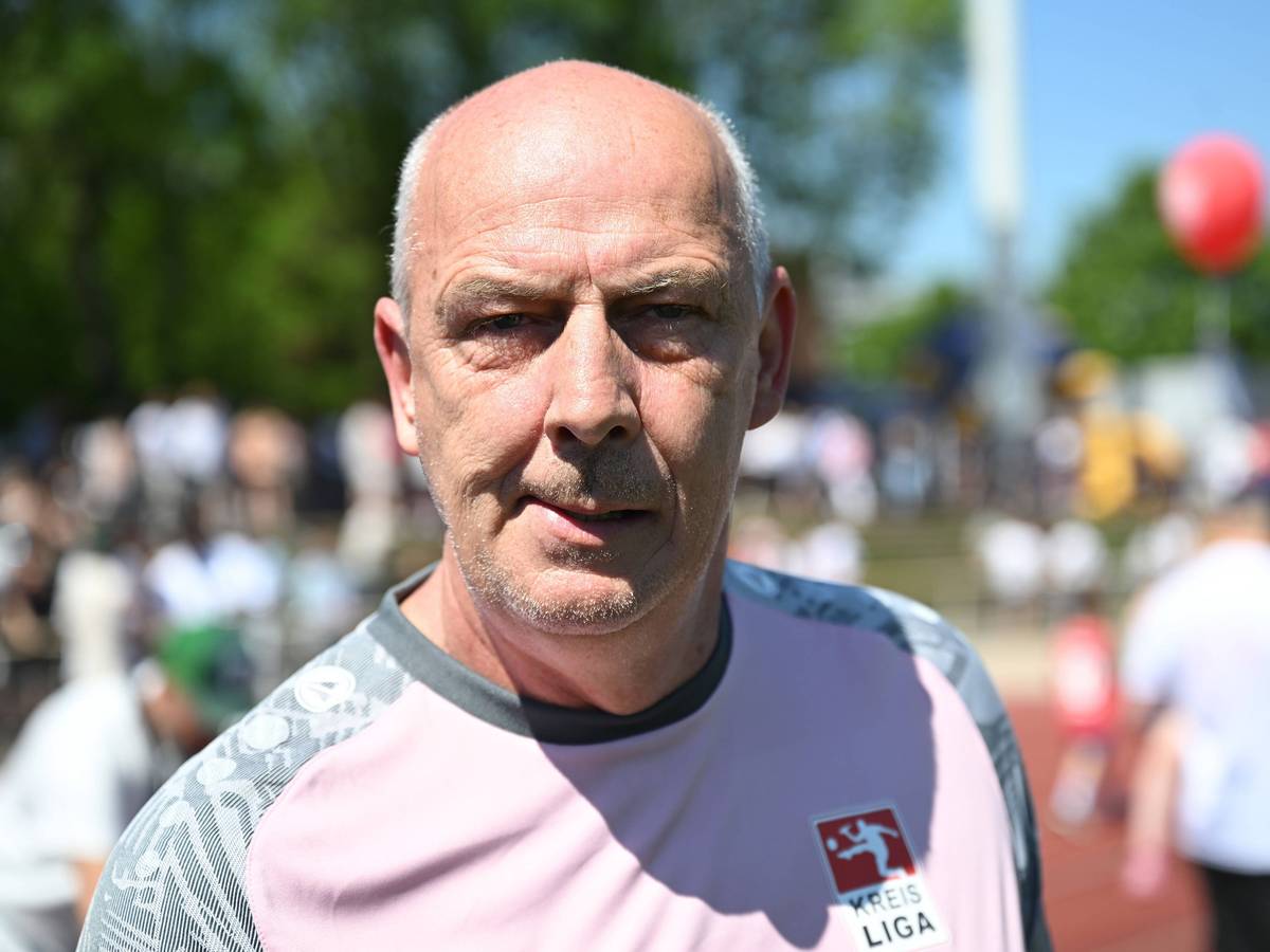 Mario Basler guckt bei einem Freizeit-Kick schlecht gelaunt in die Kamera.