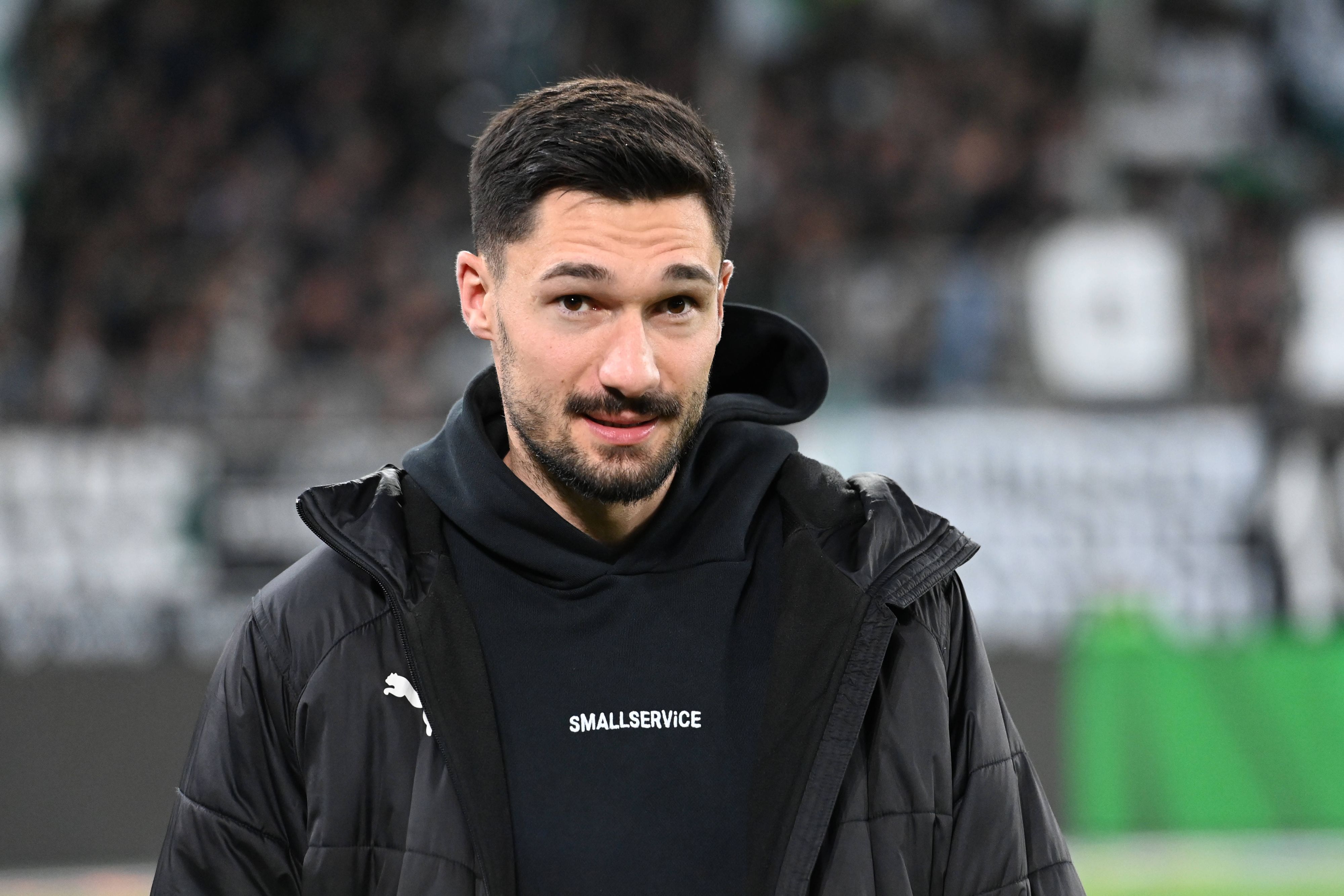 Der verletzte Tim Kleindienst vor einem Spiel in Alltagskleidung.