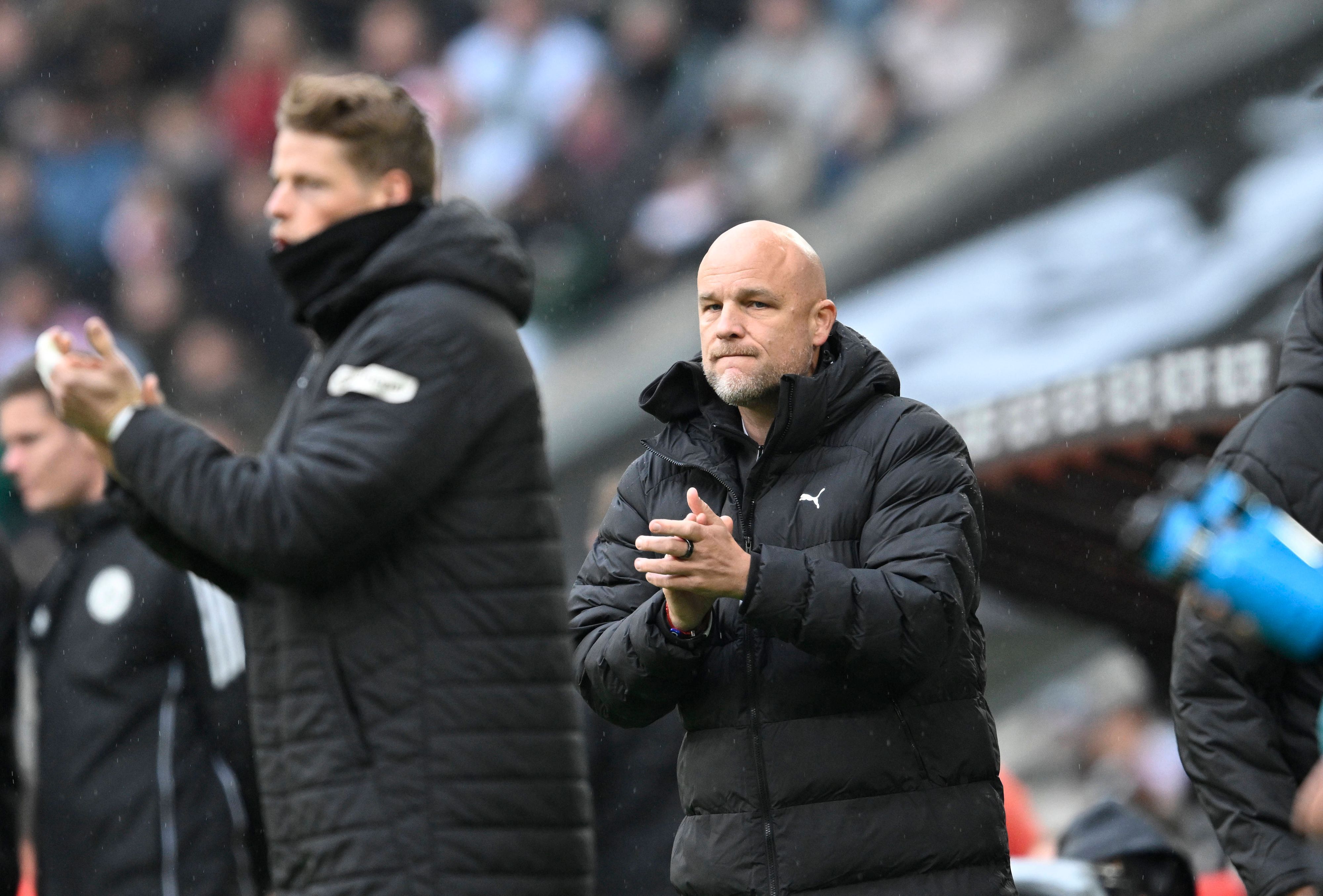 Rouven Schröder schaut an der Seitenlinie verstohlen auf Jonas Omlin.
