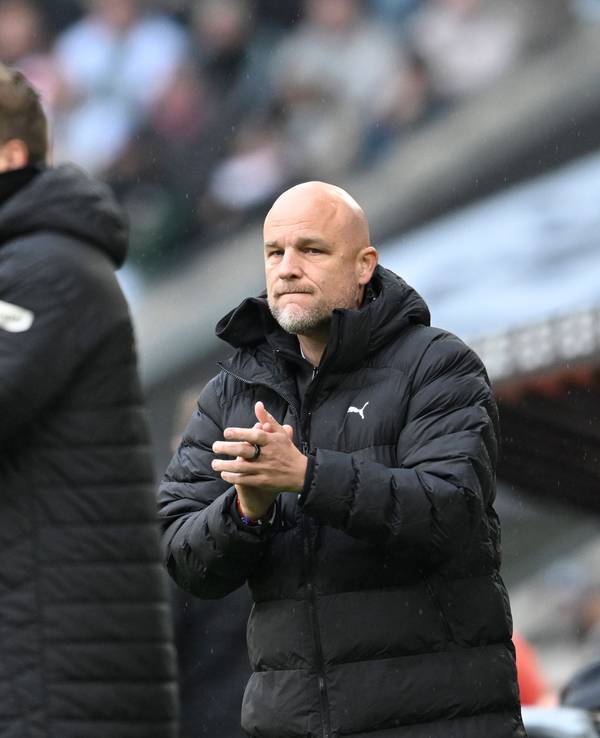 Rouven Schröder schaut an der Seitenlinie verstohlen auf Jonas Omlin.