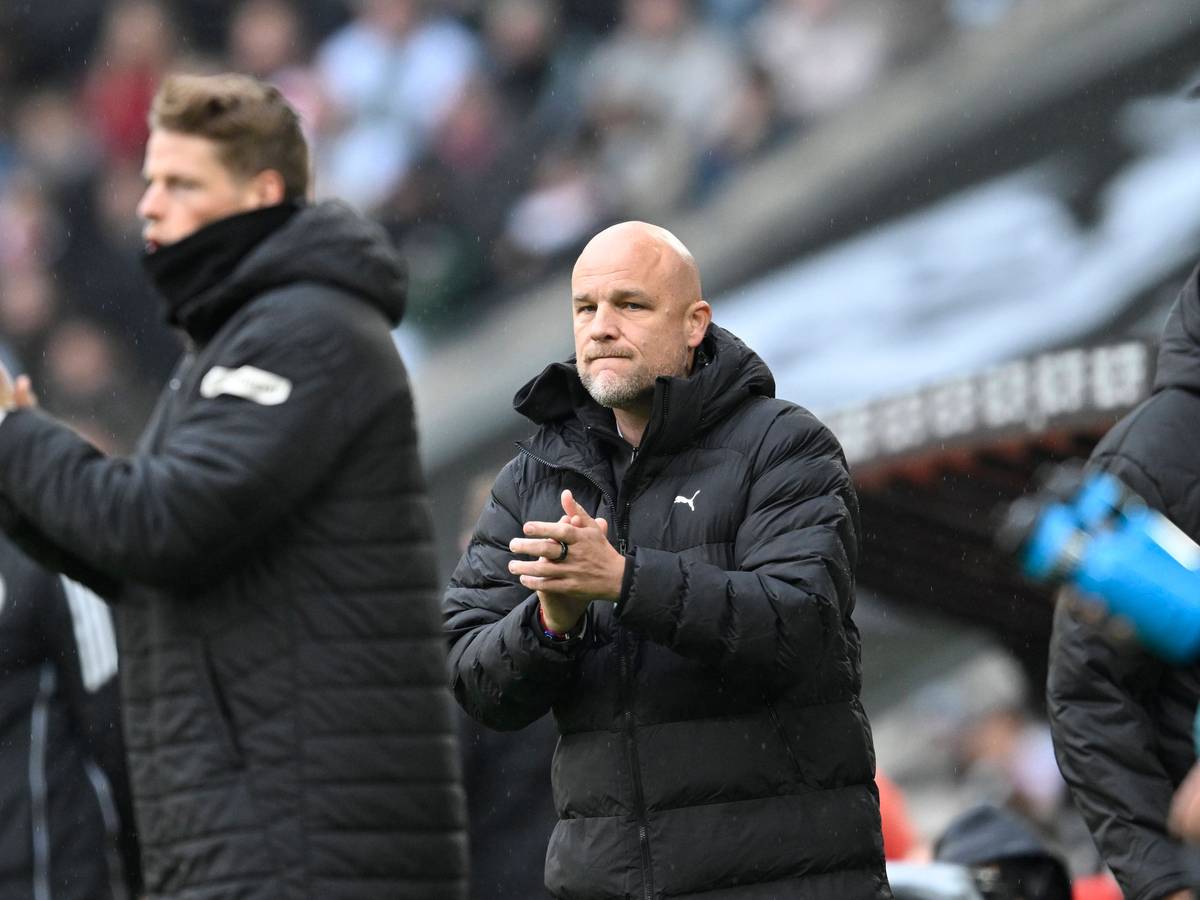 Rouven Schröder schaut an der Seitenlinie verstohlen auf Jonas Omlin.
