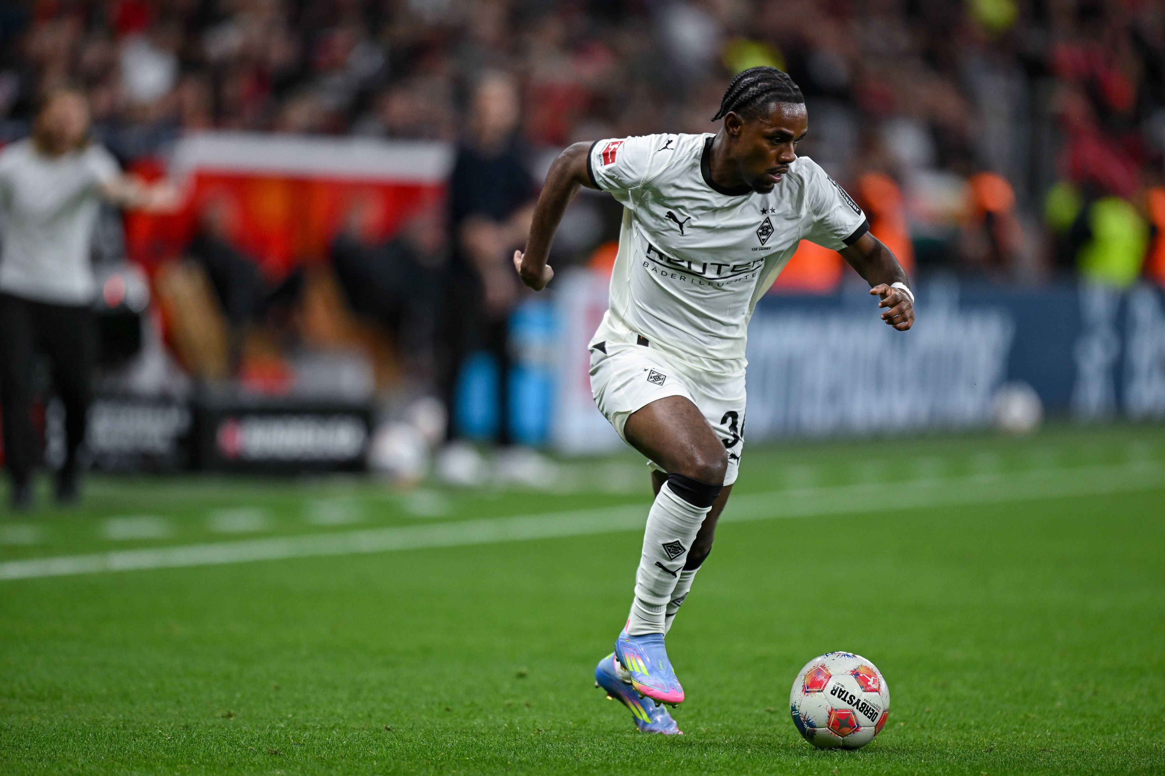 Charles Herrmann dribbelt für Gladbach.