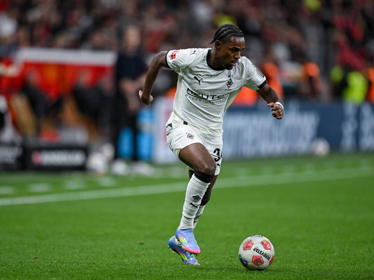 Charles Herrmann dribbelt für Gladbach.