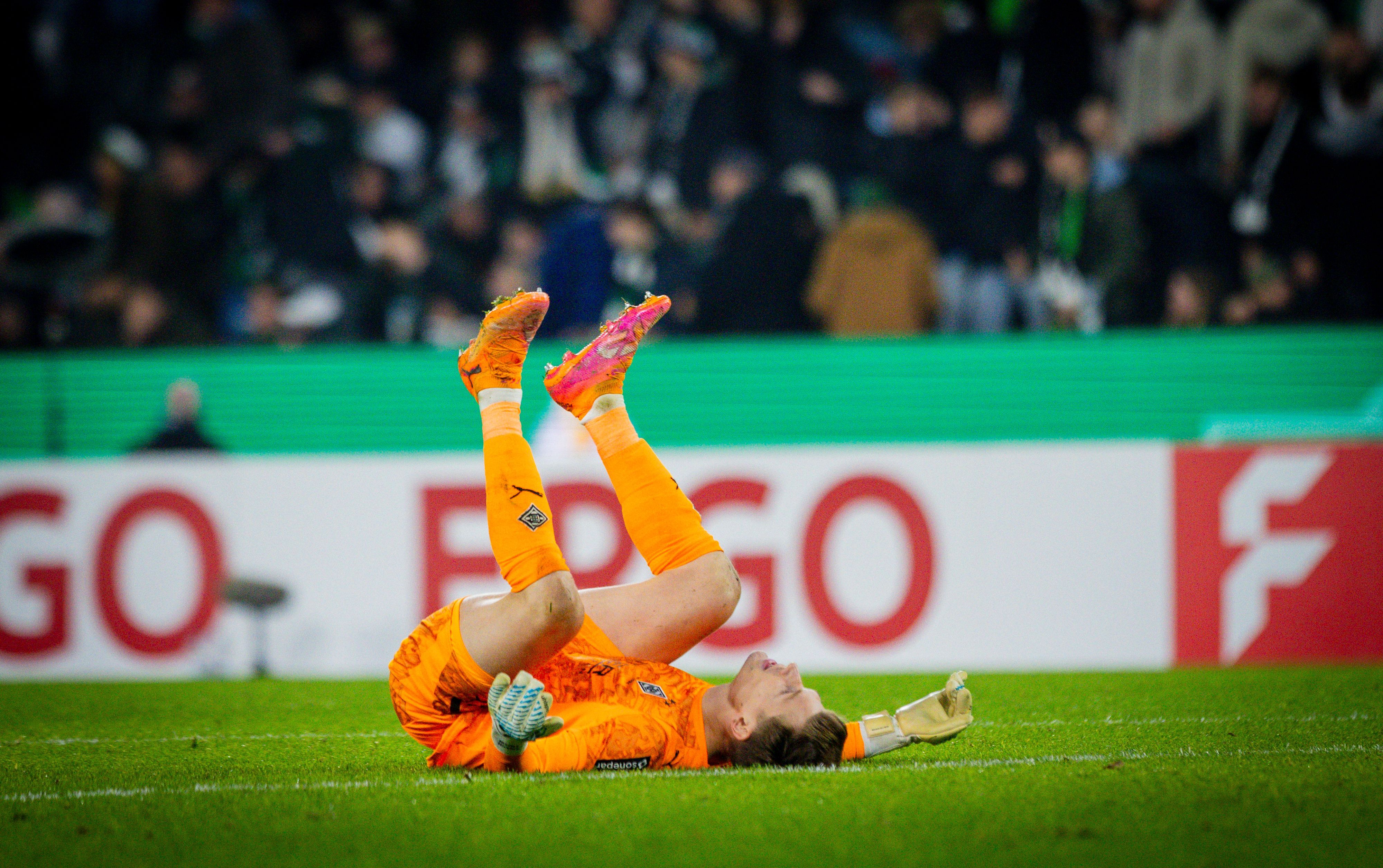 Moritz Nicolas liegt am Boden auf dem Feld.