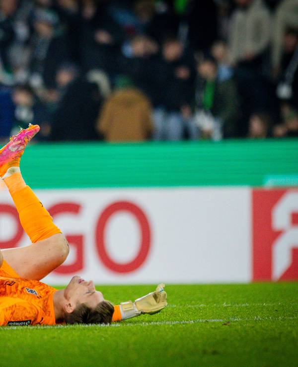 Moritz Nicolas liegt am Boden auf dem Feld.