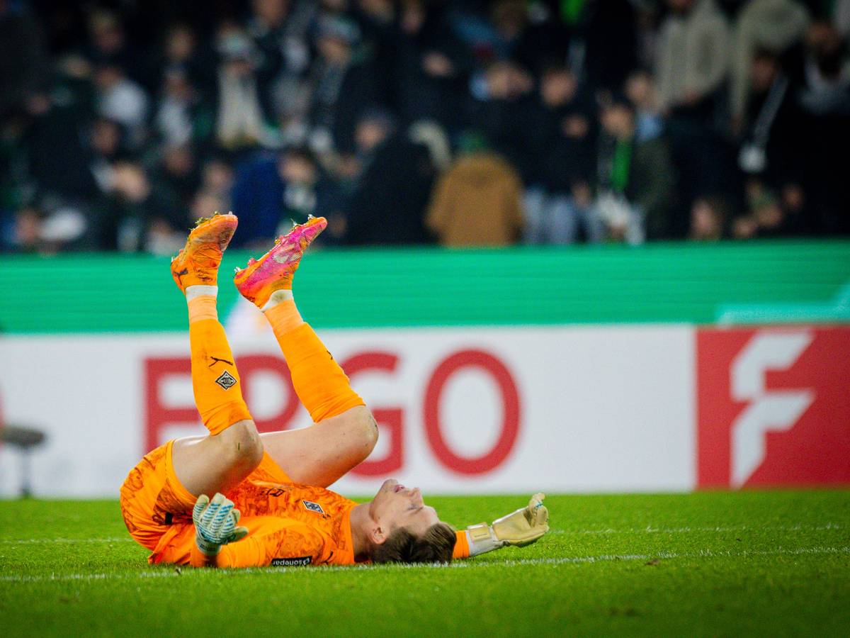 Moritz Nicolas liegt am Boden auf dem Feld.