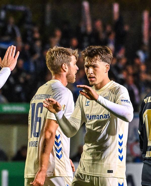 Maximilian Breunig und Noah Pesch klatschen sich ab.