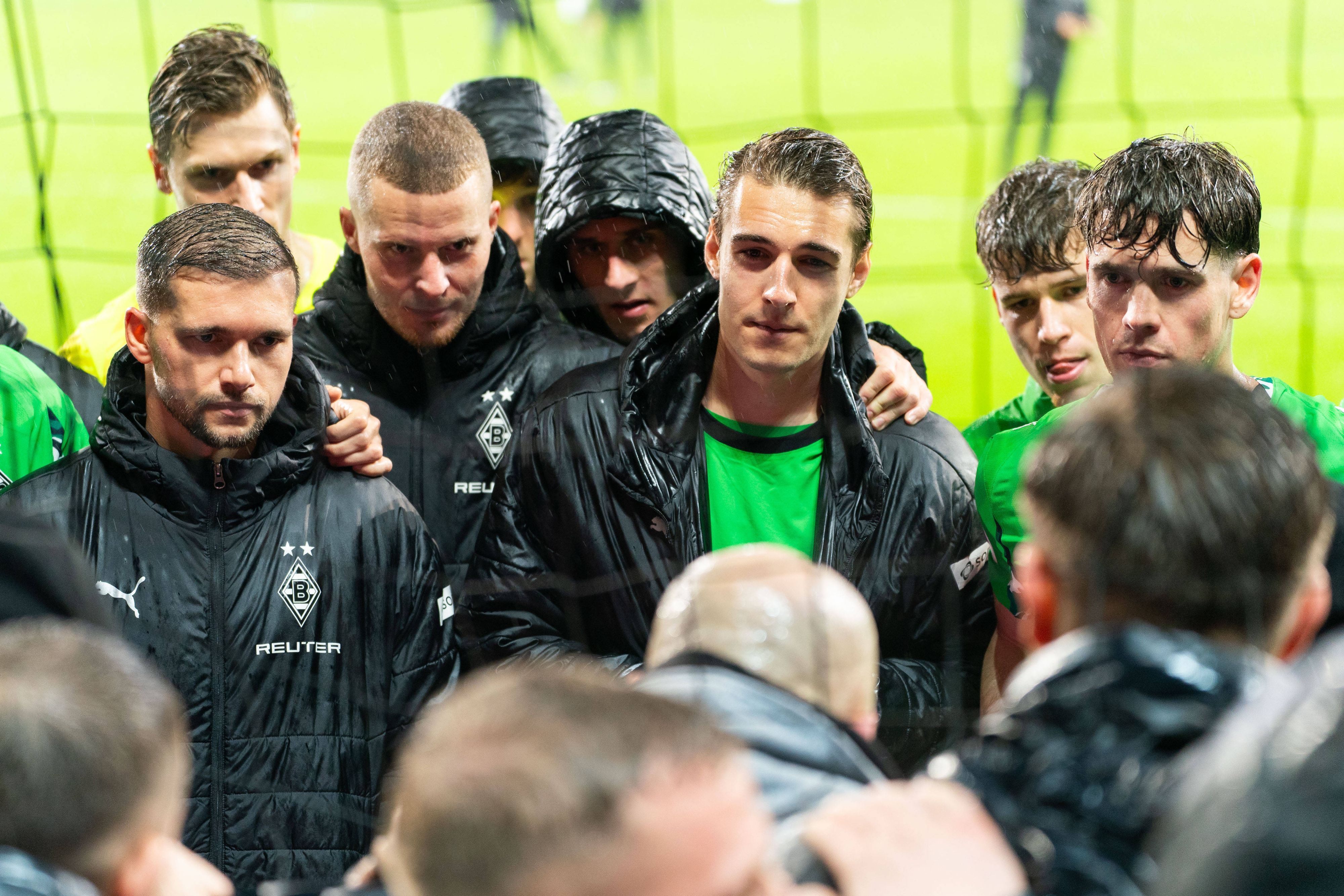 Florian Neuhaus und seine Teamkollegen im Gespräch mit den Ultras.