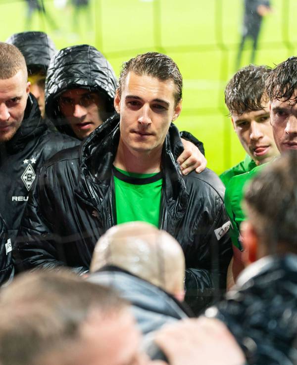 Florian Neuhaus und seine Teamkollegen im Gespräch mit den Ultras.