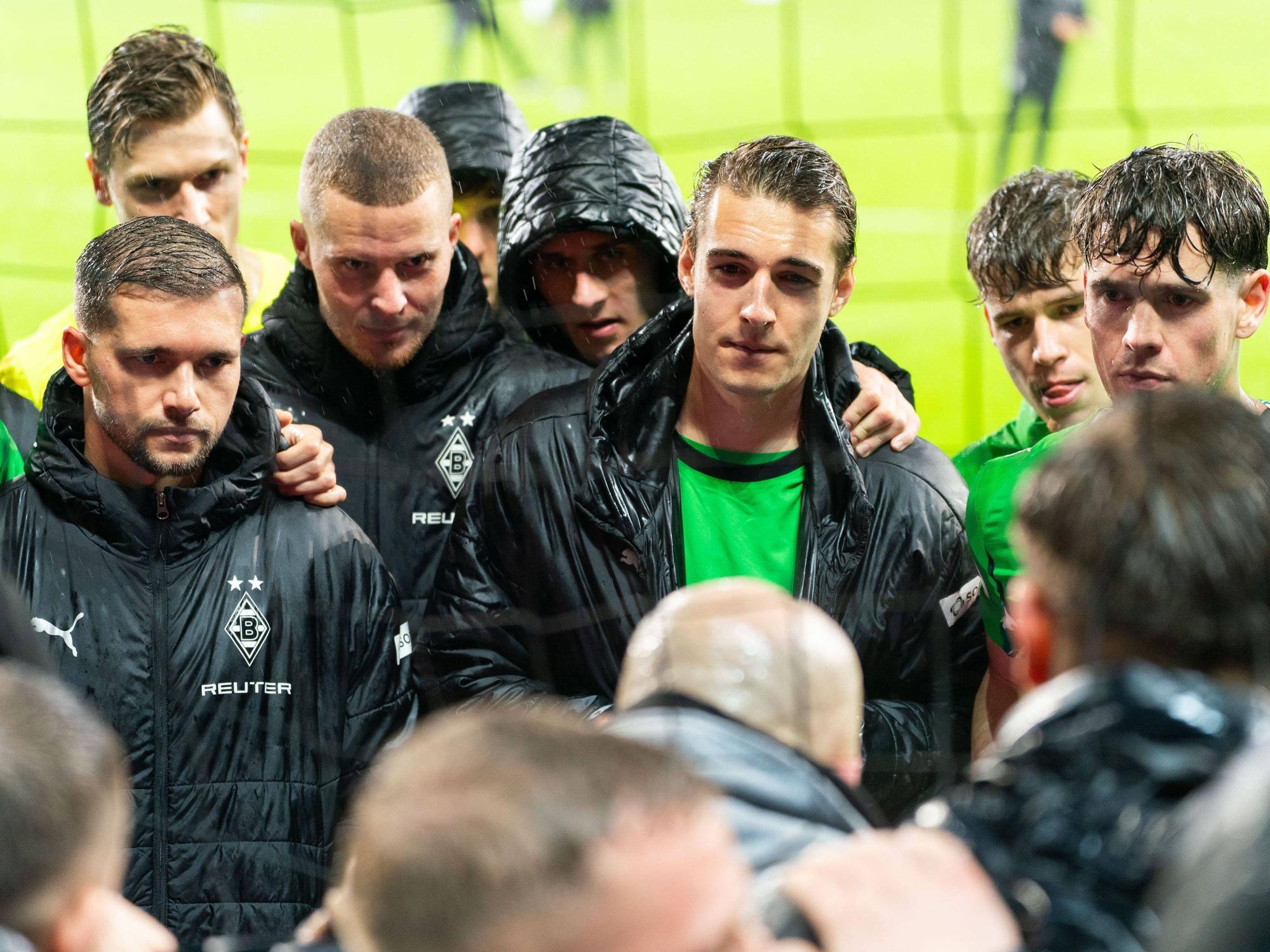 Florian Neuhaus und seine Teamkollegen im Gespräch mit den Ultras.