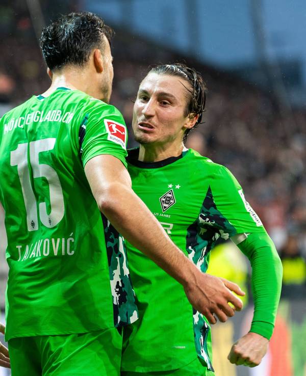 Haris Tabakovic und Rocco Reitz jubeln über ein Tor.