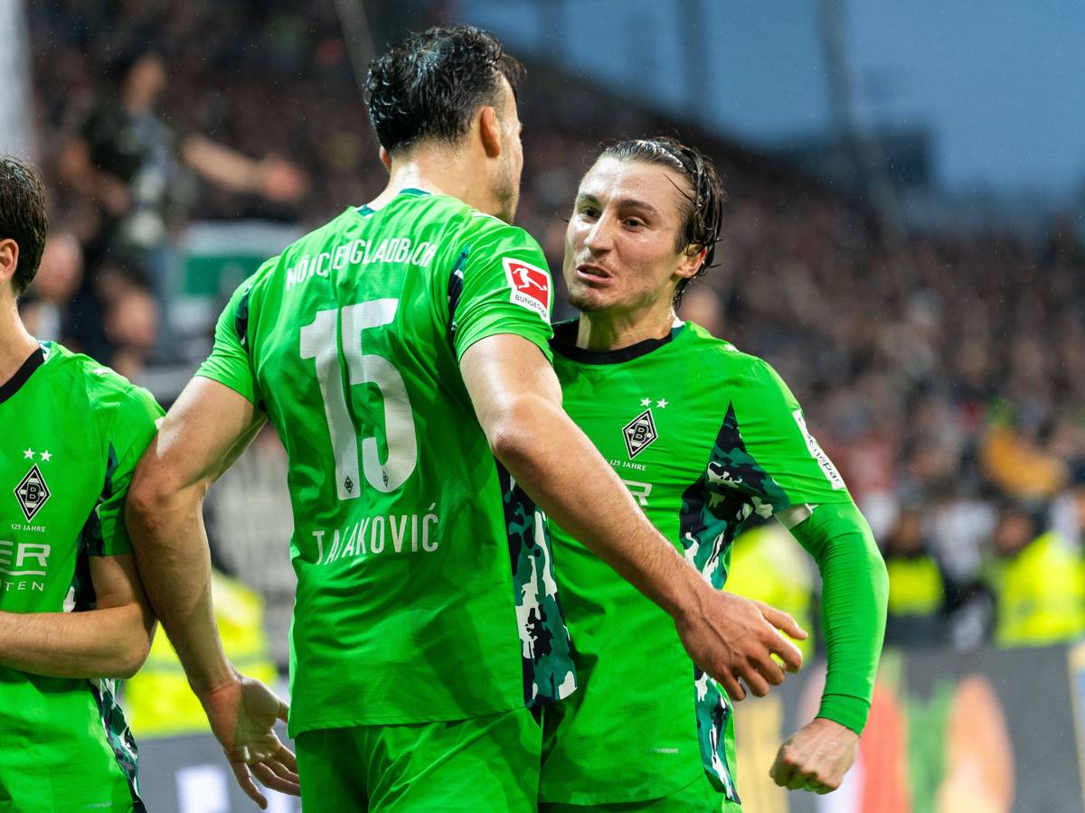 Haris Tabakovic und Rocco Reitz jubeln über ein Tor.