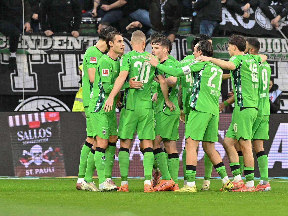 Gladbacher Spieler jubeln.