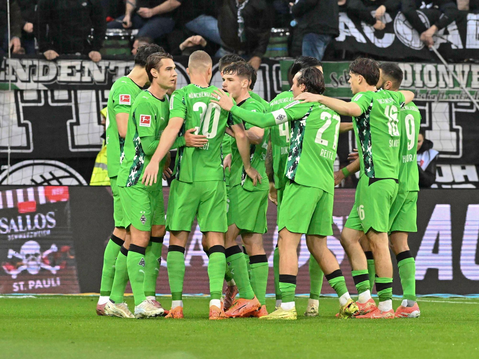Gladbacher Spieler jubeln.