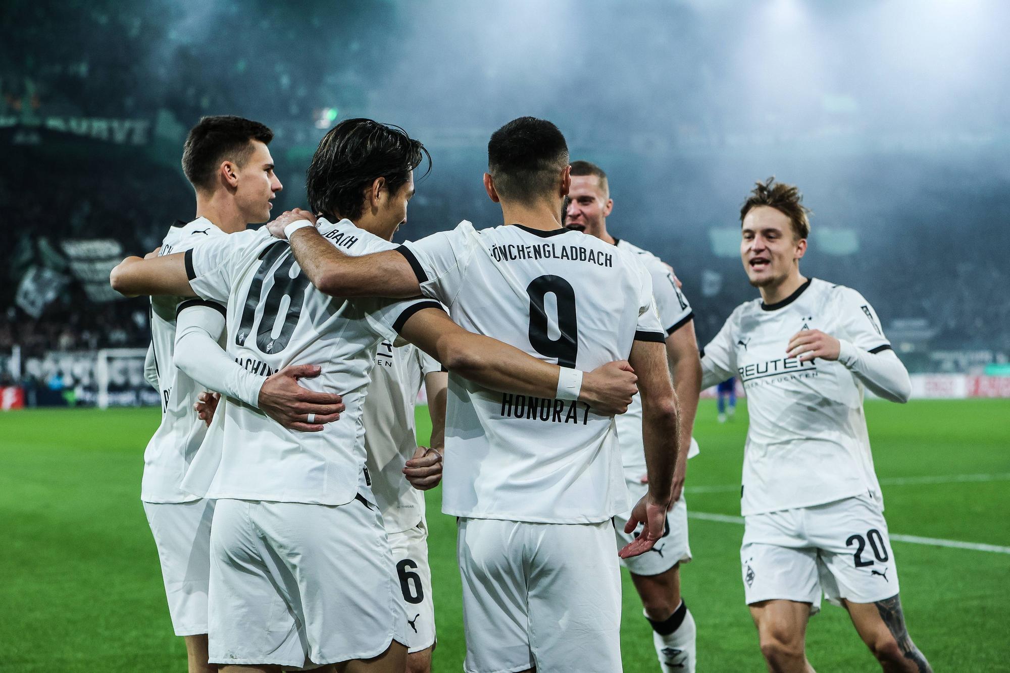 Gladbach-Profis jubeln über ein Tor.