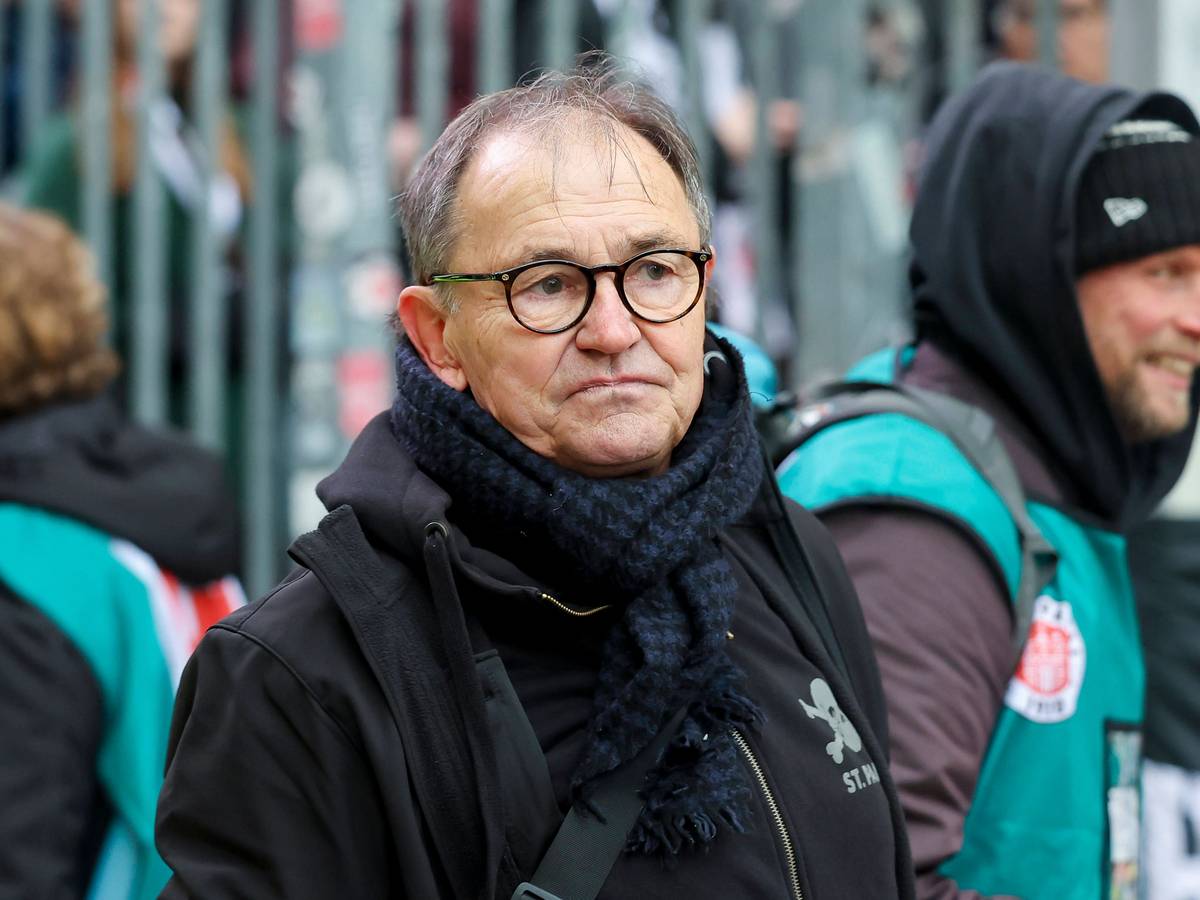 Ewald Lienen bei einem Spiel des FC St. Pauli im Stadion.