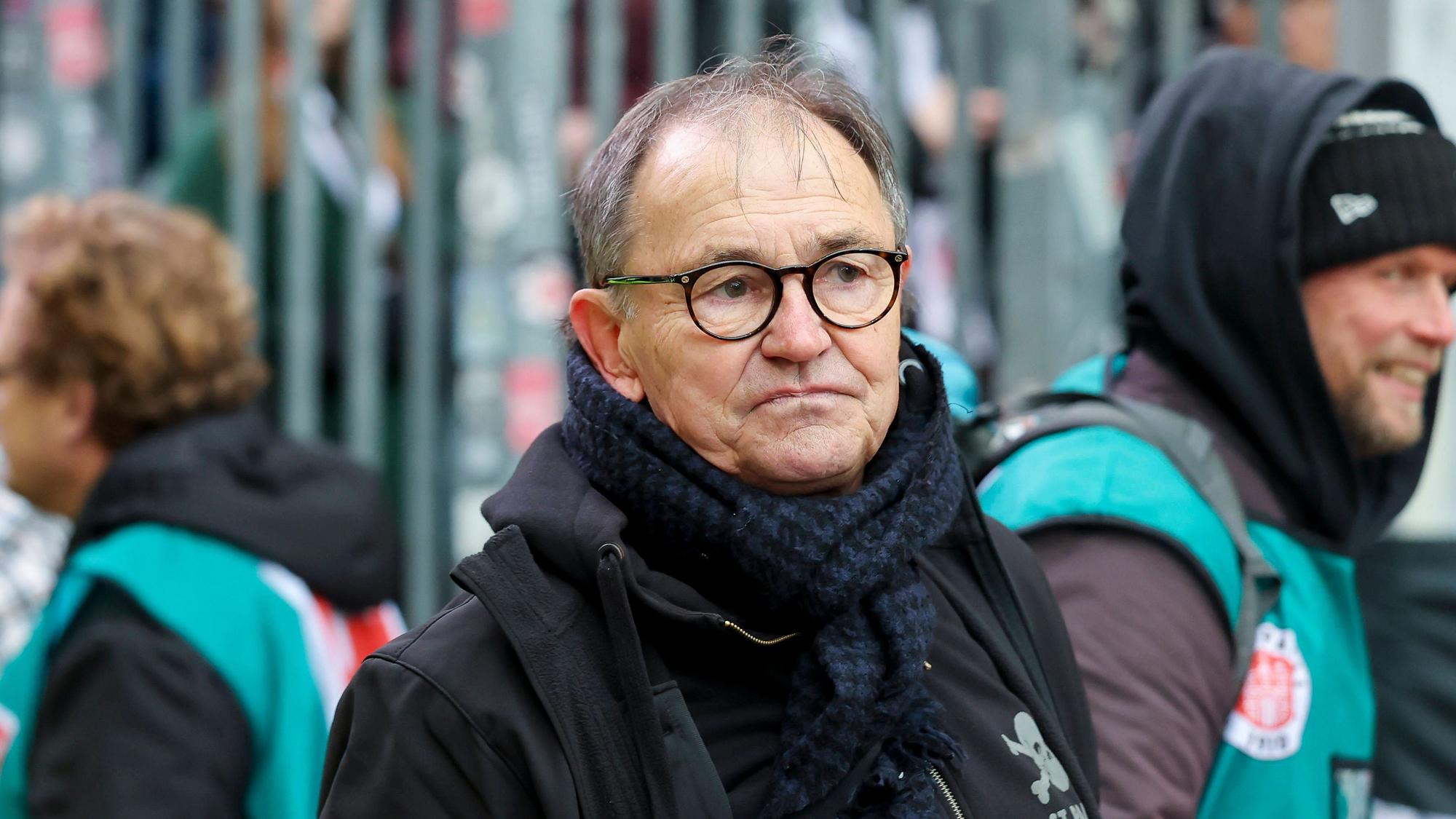 Ewald Lienen bei einem Spiel des FC St. Pauli im Stadion.