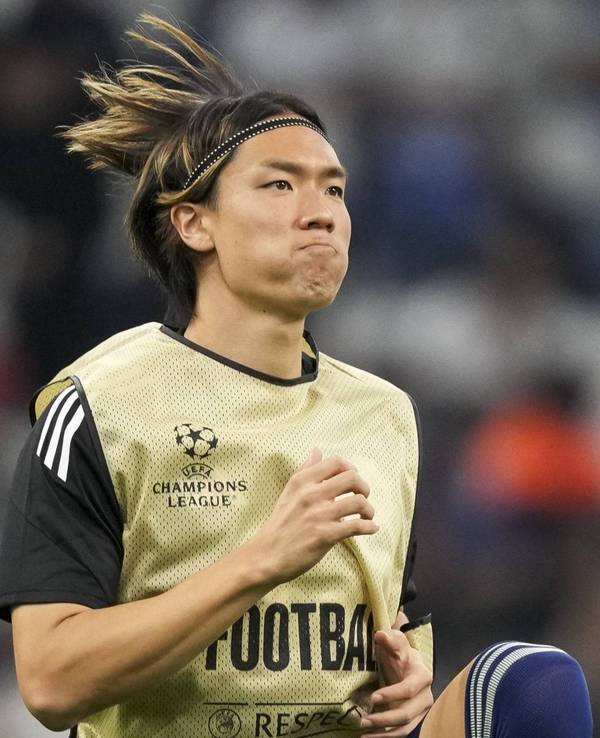 Ko Itakura wärmt sich vor einem Spiel von Borussia Mönchengladbach auf.