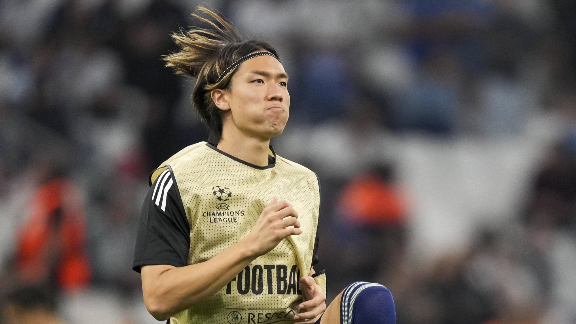 Ko Itakura wärmt sich vor einem Spiel von Borussia Mönchengladbach auf.
