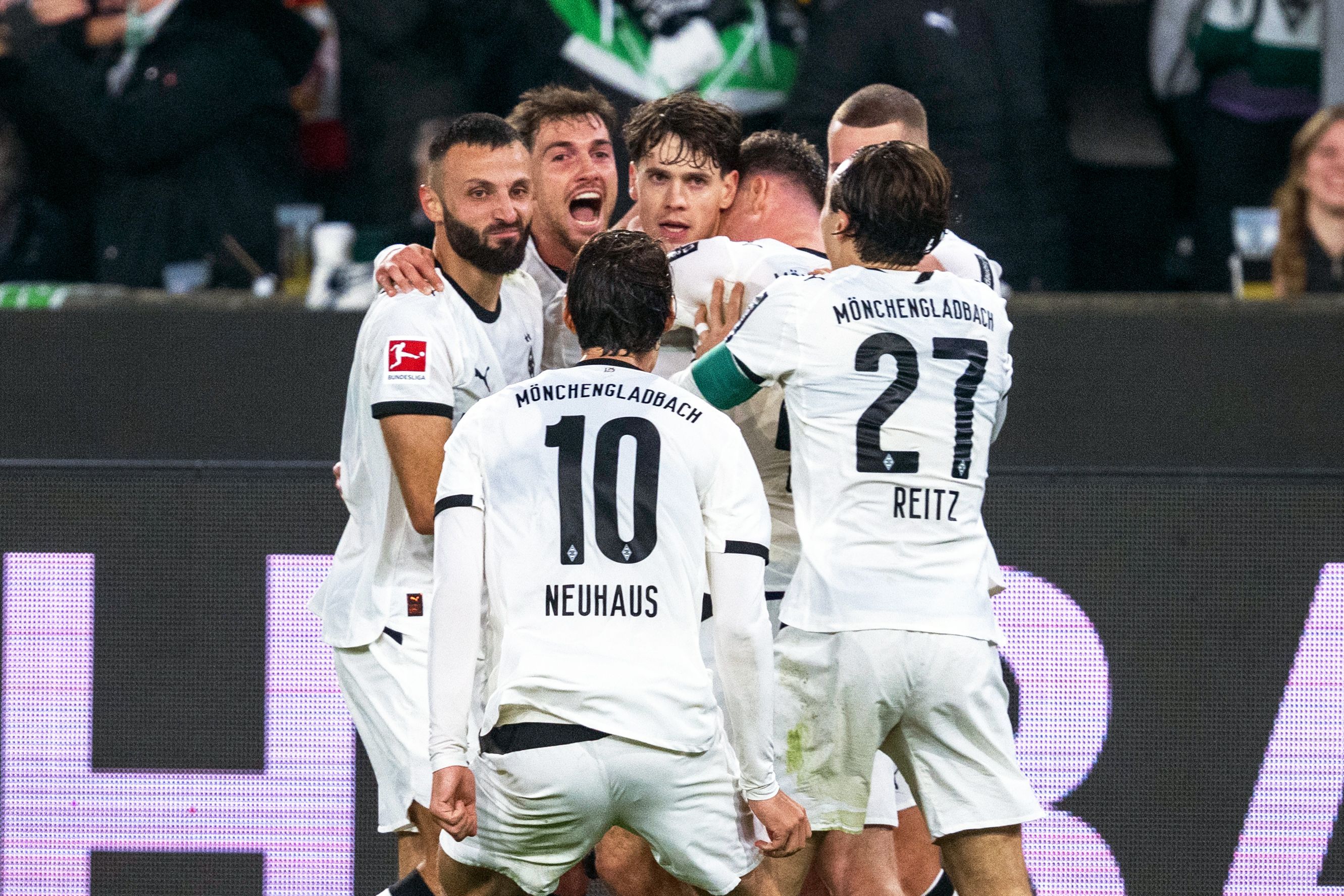 Die Spieler von Borussia Mönchengladbach jubeln über ein Tor gegen den 1. FC Köln.
