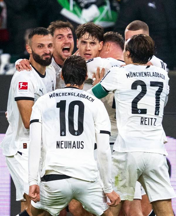 Die Spieler von Borussia Mönchengladbach jubeln über ein Tor gegen den 1. FC Köln.