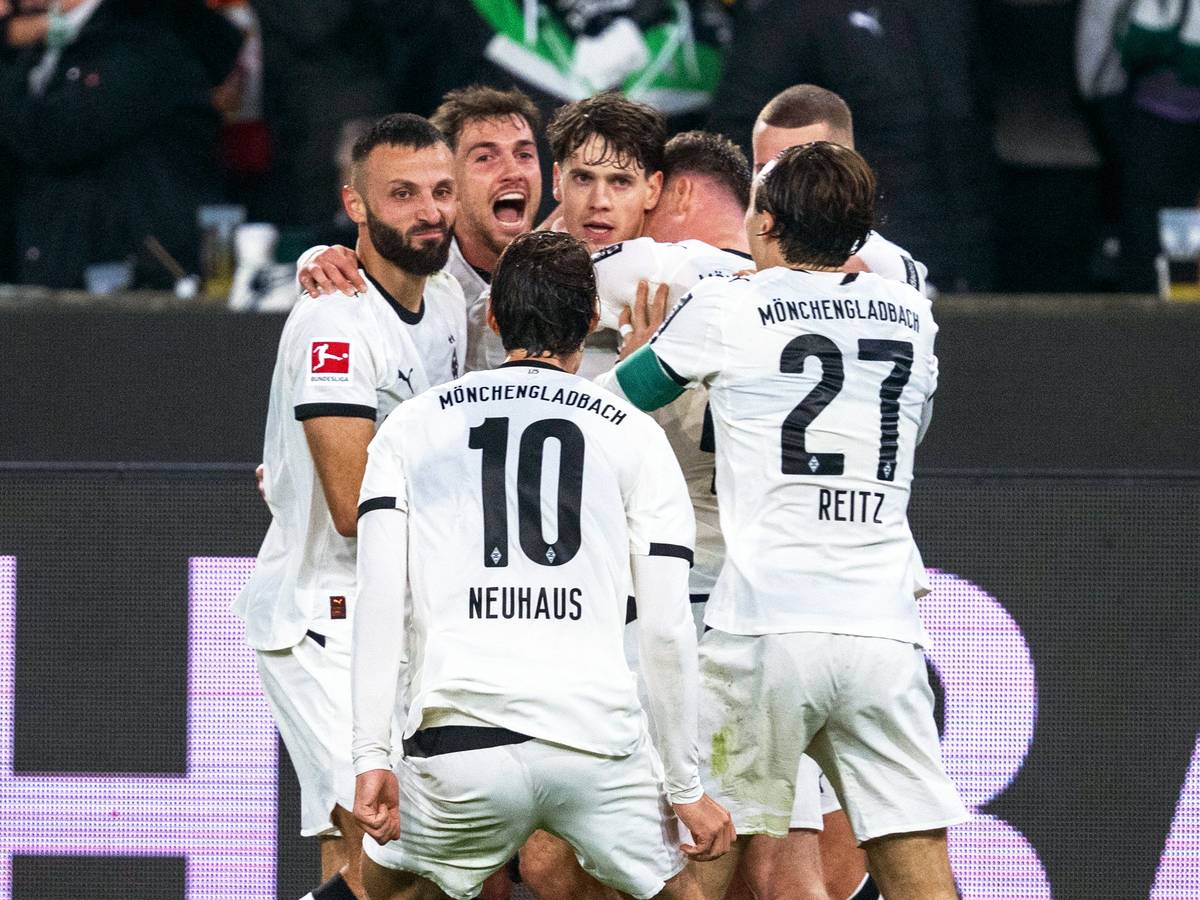 Die Spieler von Borussia Mönchengladbach jubeln über ein Tor gegen den 1. FC Köln.