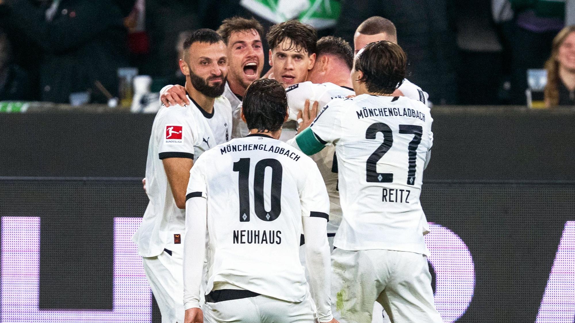 Die Spieler von Borussia Mönchengladbach jubeln über ein Tor gegen den 1. FC Köln.