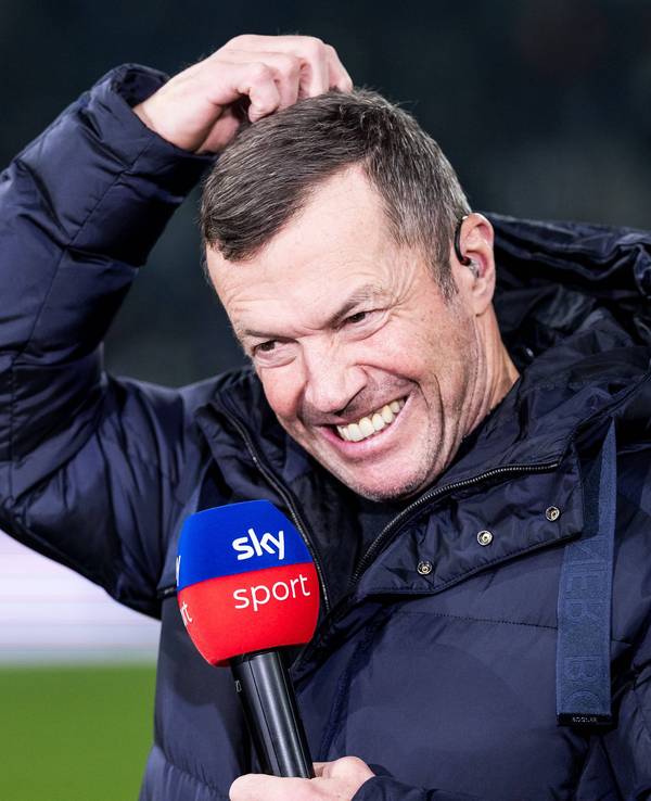 Lothar Matthäus kratzt sich mit Sky-Mikrofon in der Hand am Kopf.