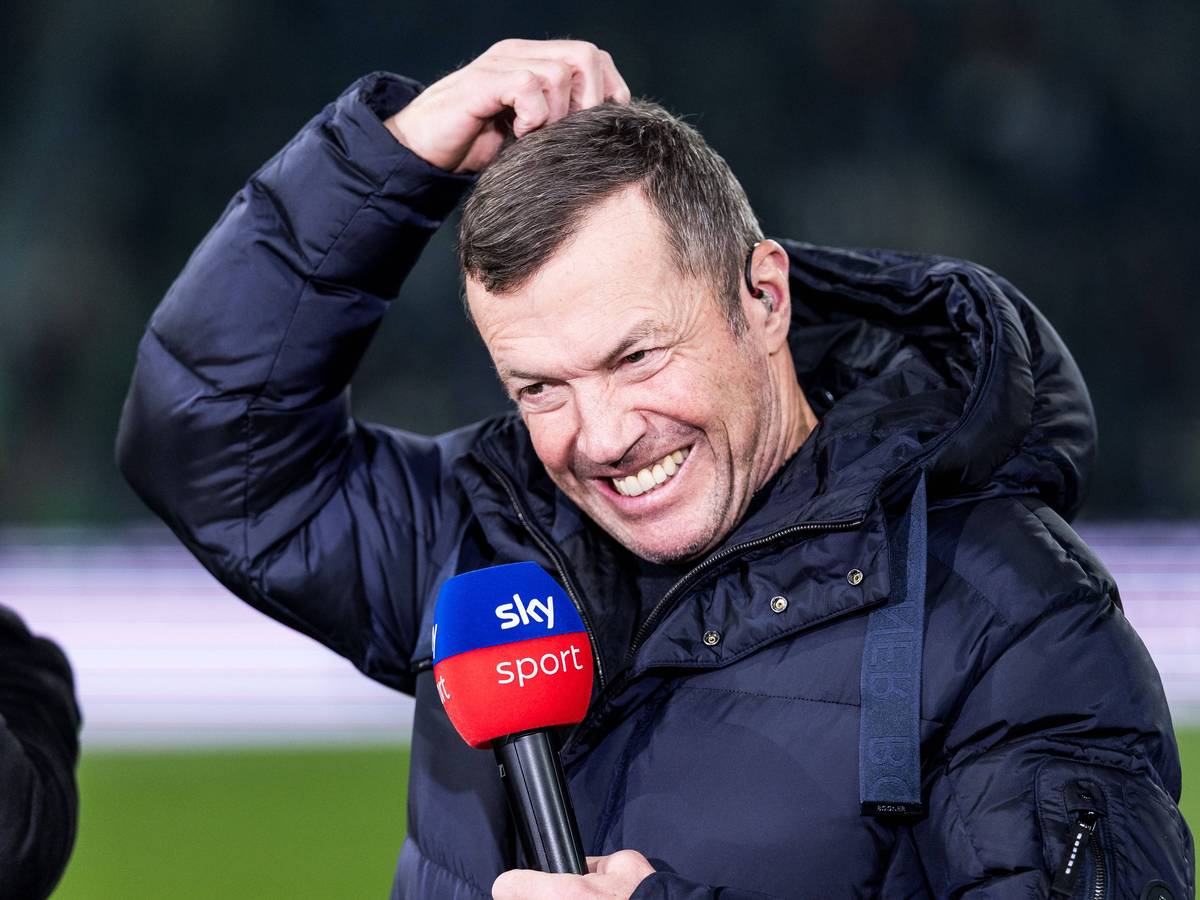 Lothar Matthäus kratzt sich mit Sky-Mikrofon in der Hand am Kopf.
